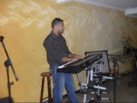 aula de teclado gospel